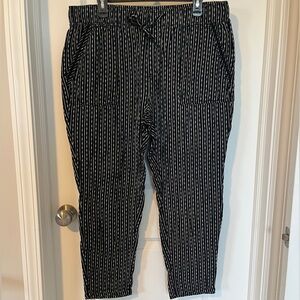 Old Navy Textured Cotton Black Patterned Ankle Pant Size L